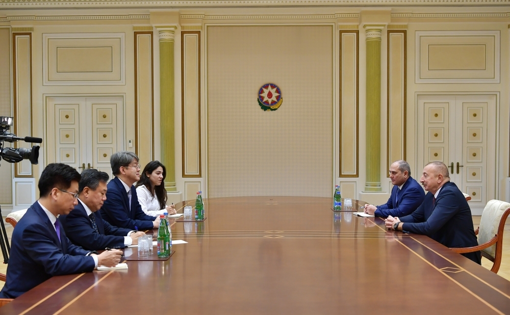Ильхам Алиев принял делегацию во главе с председателем Комитета статистики Кореи