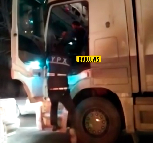 В Баку сотрудник ДПС оторвал "ногу" водителю-нарушителю - ВИДЕО