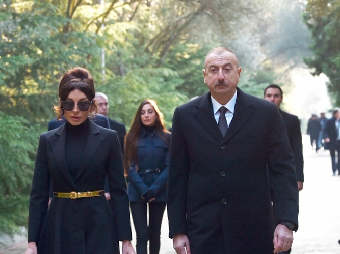 Ильхам Алиев и Мехрибан Алиева посетили могилу Гейдара Алиева - ФОТО