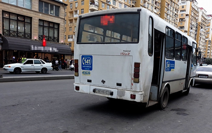 В Баку столкнулись автобус и легковой автомобиль, пострадали 6 человек