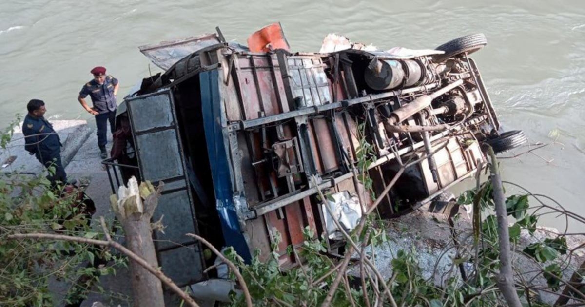 В Непале автобус с паломниками упал в пропасть с высоты 500 метров: 14 погибших
