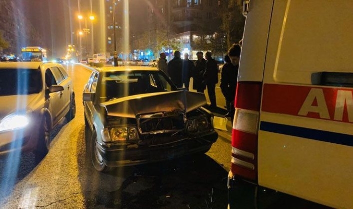 В Баку Mercedes врезался в карету скорой помощи - ФОТО