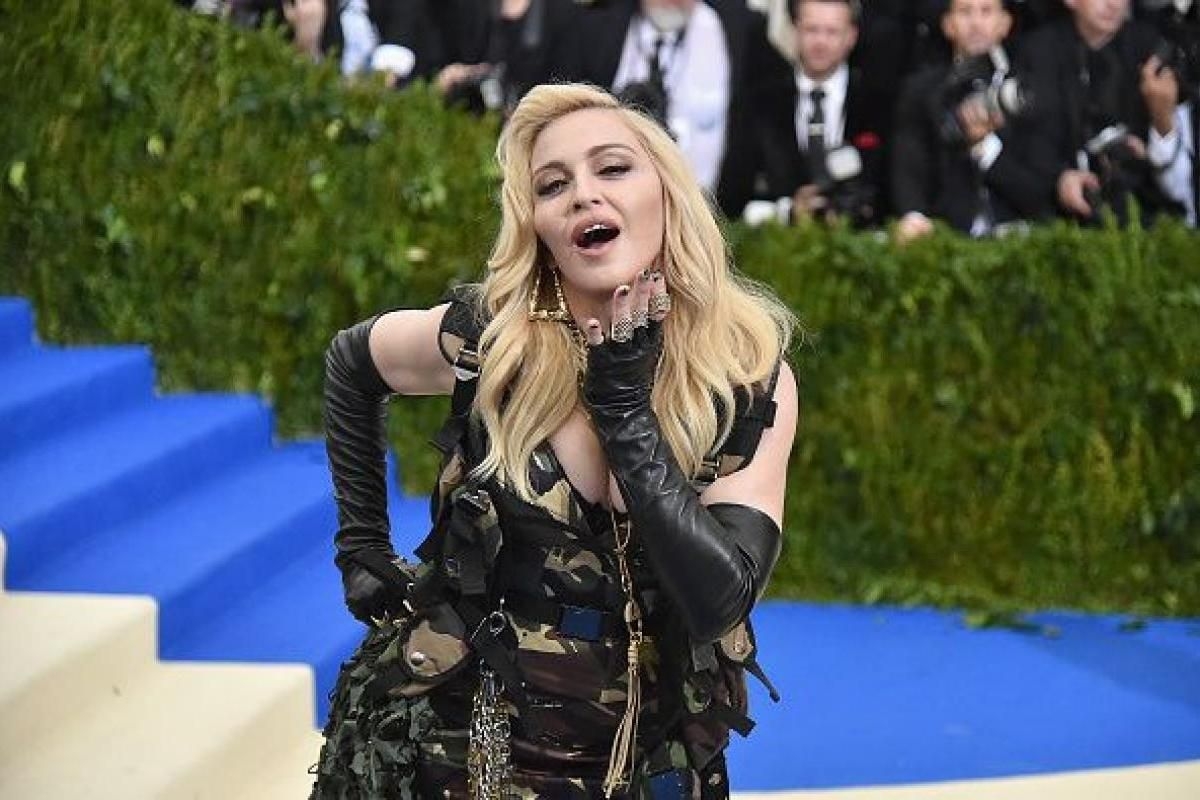 Мадонна начала встречаться с танцором на 35 лет моложе нее - ВИДЕО