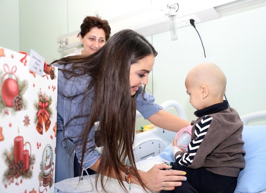 Лейла Алиева  в детской клинике Национального центра онкологии - ФОТО
