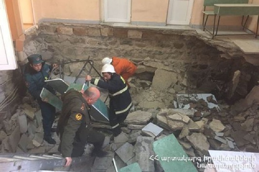 Обрушение в здании военного комиссариата в Ереване: много пострадавших - ФОТО