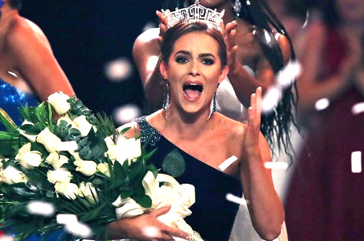 "Мисс Америка-2020" без купальника: химик завоевала корону впечатляющими опытами - ФОТО