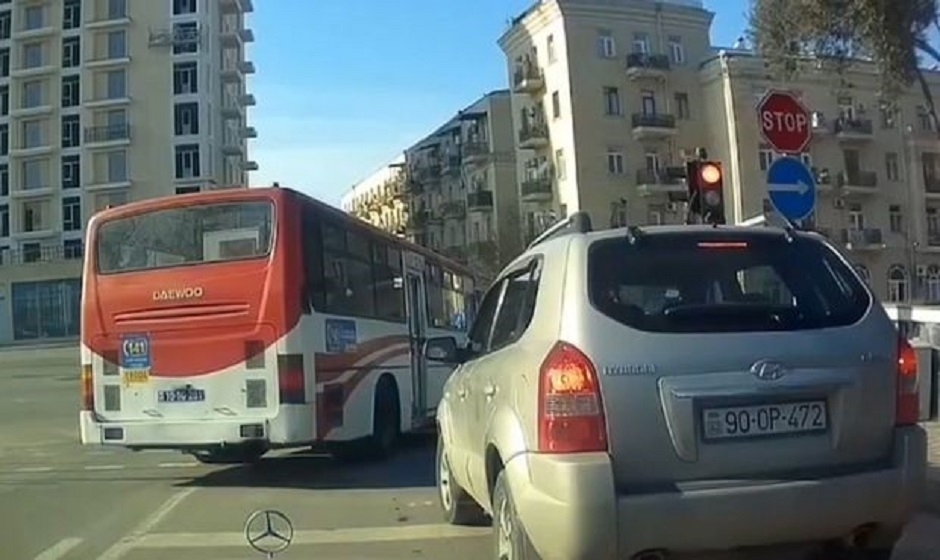 В Баку водитель автобуса проехал на красный свет светофора - ВИДЕО