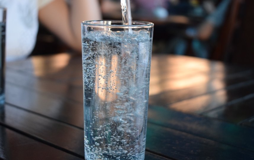 Диетолог рассказала, кому нельзя пить минеральную воду