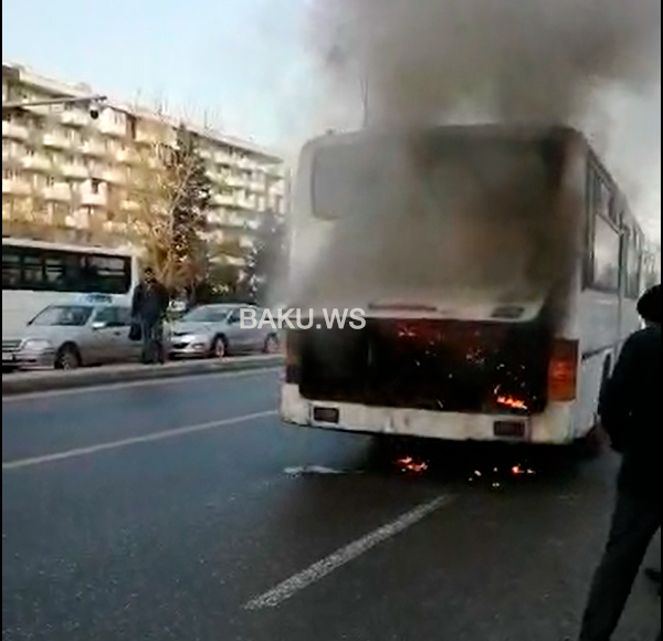 СРОЧНО! В Баку загорелся автобус с пассажирами - ВИДЕО