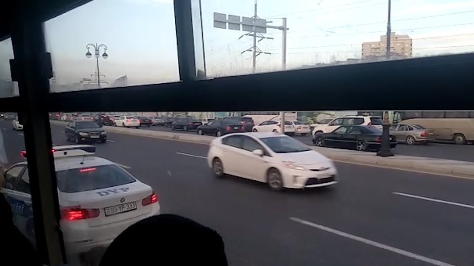 На проспекте Бабека водители автобусов грубо нарушили ПДД - ВИДЕО