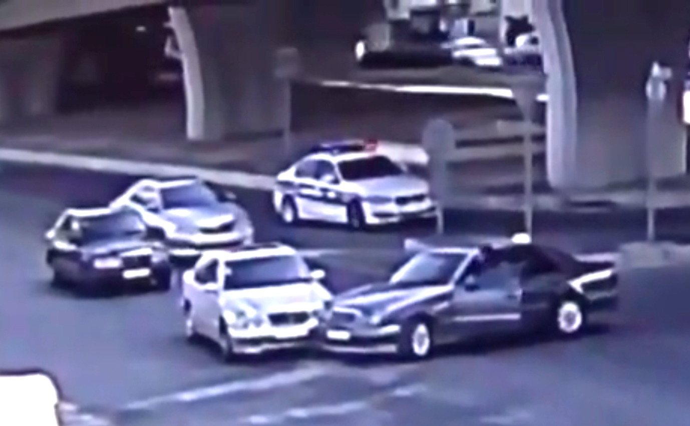 В Баку водитель совершил ДТП на глазах у сотрудников дорожной полиции - ВИДЕО