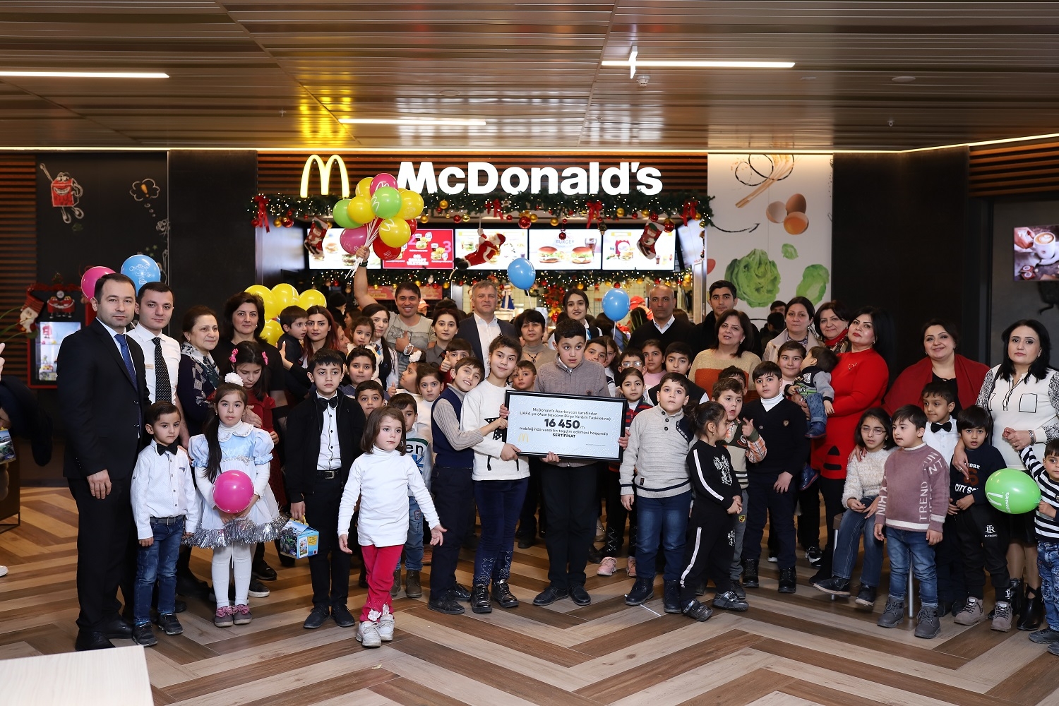 McDonald’s Азербайджан провел благотворительную акцию "Счастливые моменты вместе"