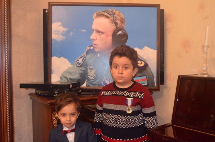 Медаль "За отвагу" вручена семье военного летчика - ФОТО
