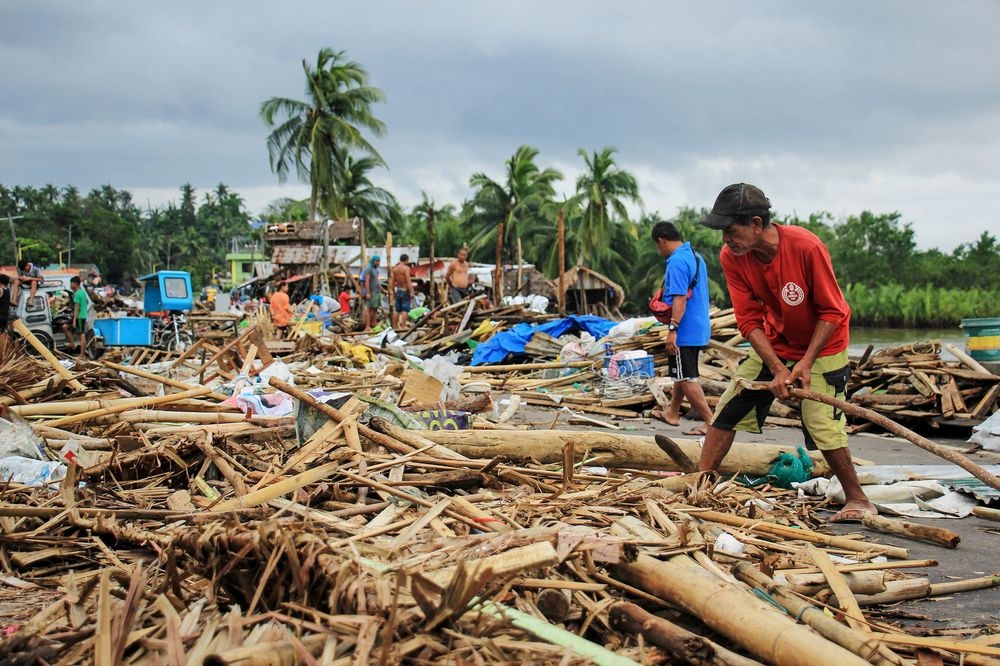 На Филиппинах из-за тайфуна "Урсула" погибли более 40 человек