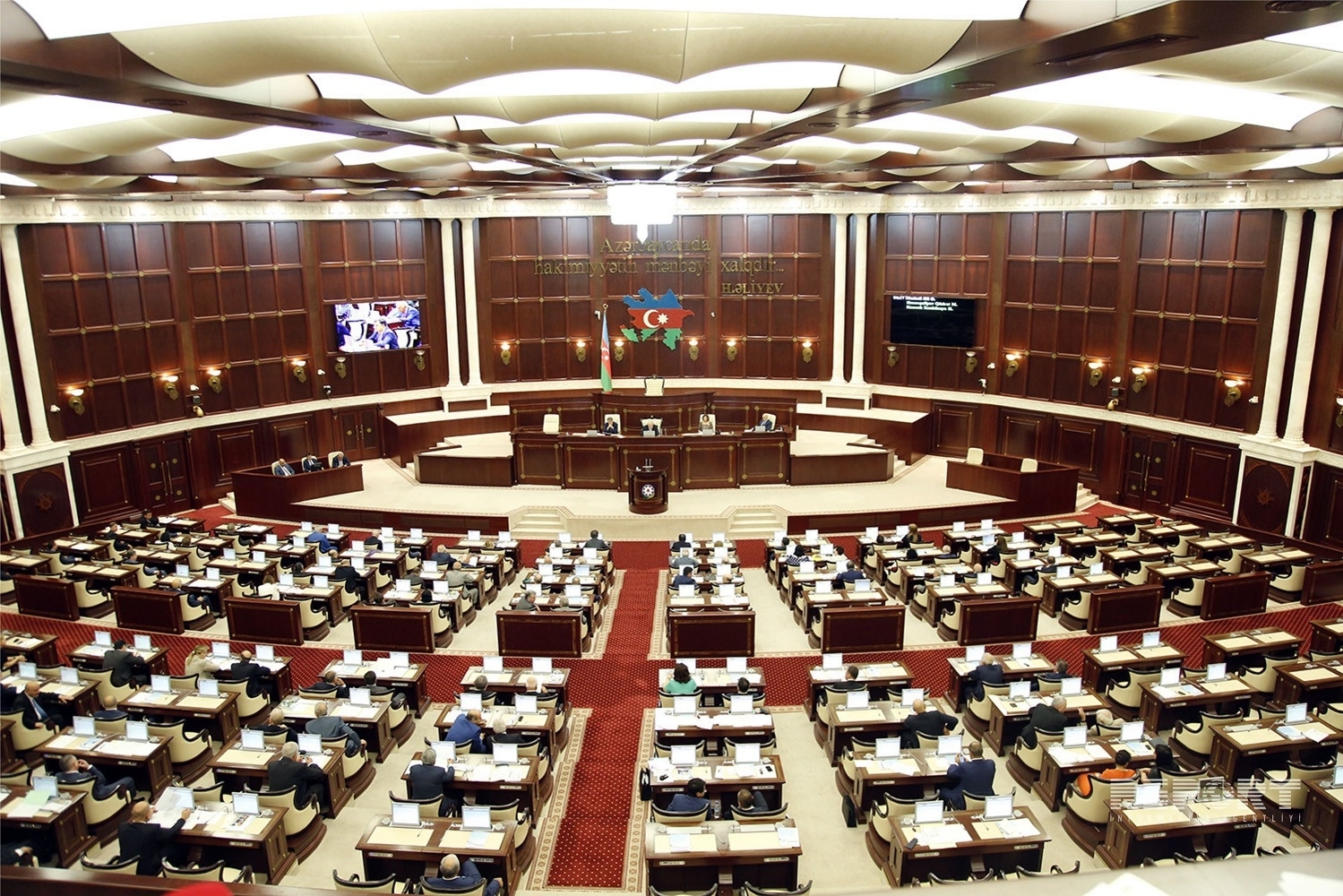 В Азербайджане зарегистрированы 77 кандидатов в депутаты