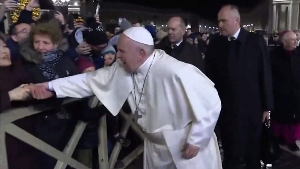 Папа Римский ударил женщину по руке - ВИДЕО инцидента