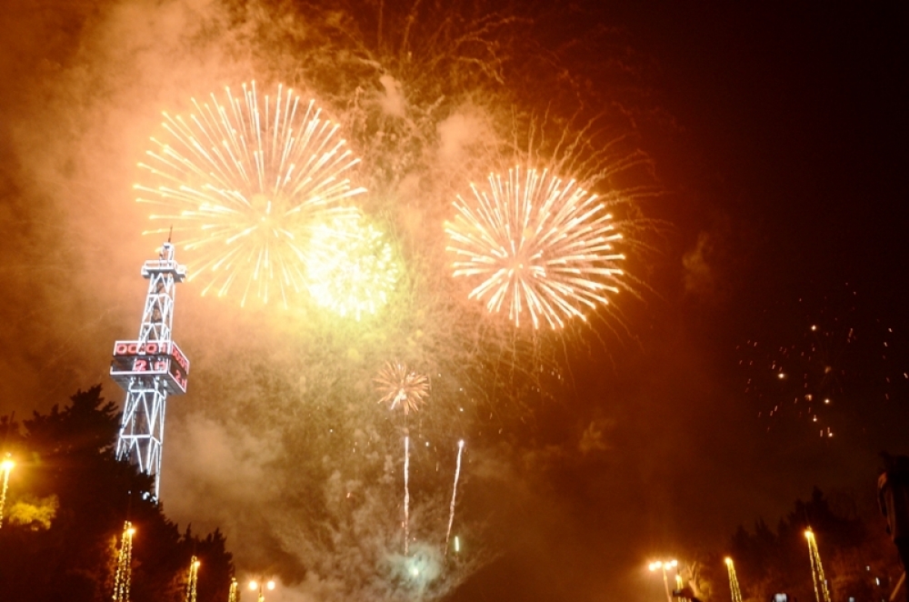 В новогоднюю ночь в центре Баку собрались миллион человек - ФОТО