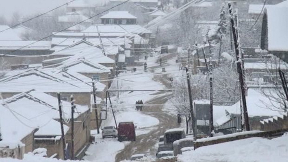 Первый снег в Азербайджане вызвал поток туристов в регионы - ВИДЕО