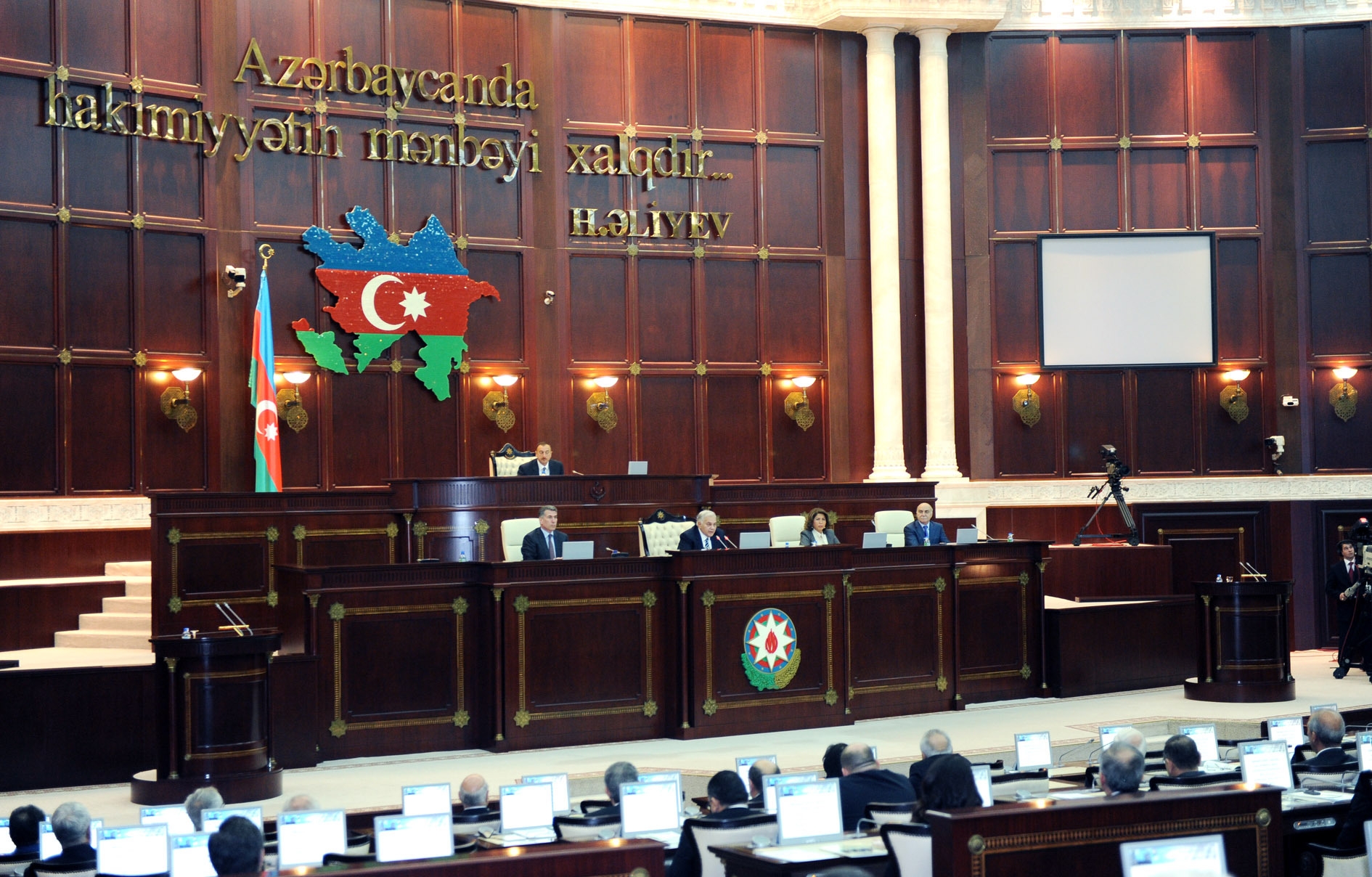 В Азербайджане зарегистрированы 394 кандидатов в депутаты
