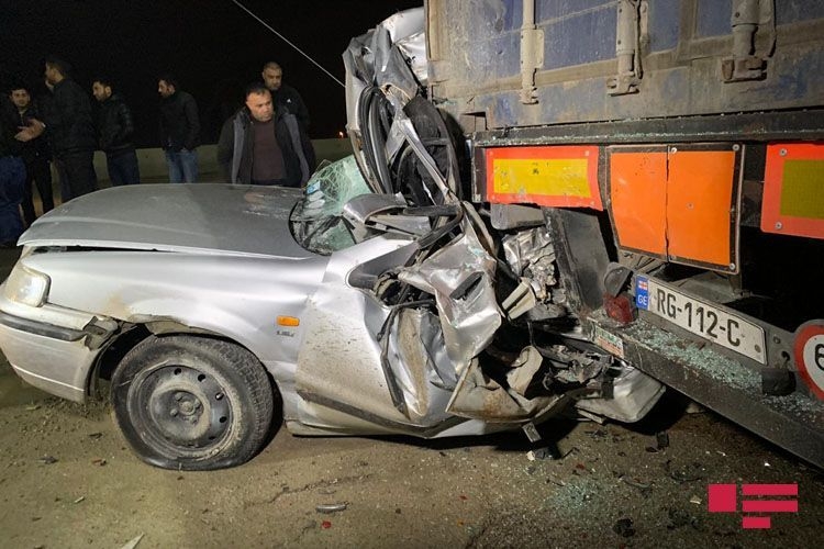 В Баку автомобиль с оторванным колесом врезался в грузовик - ВИДЕО