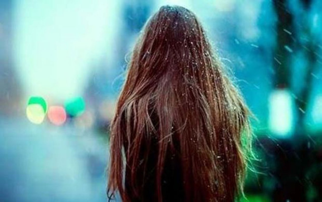 Размытые авы. Девушка с темными волосами зимой. Девушка с каштановыми волосами со спины зима. Девушка длинные волосы зима. Шатенка со спины с длинными волосами зимой.