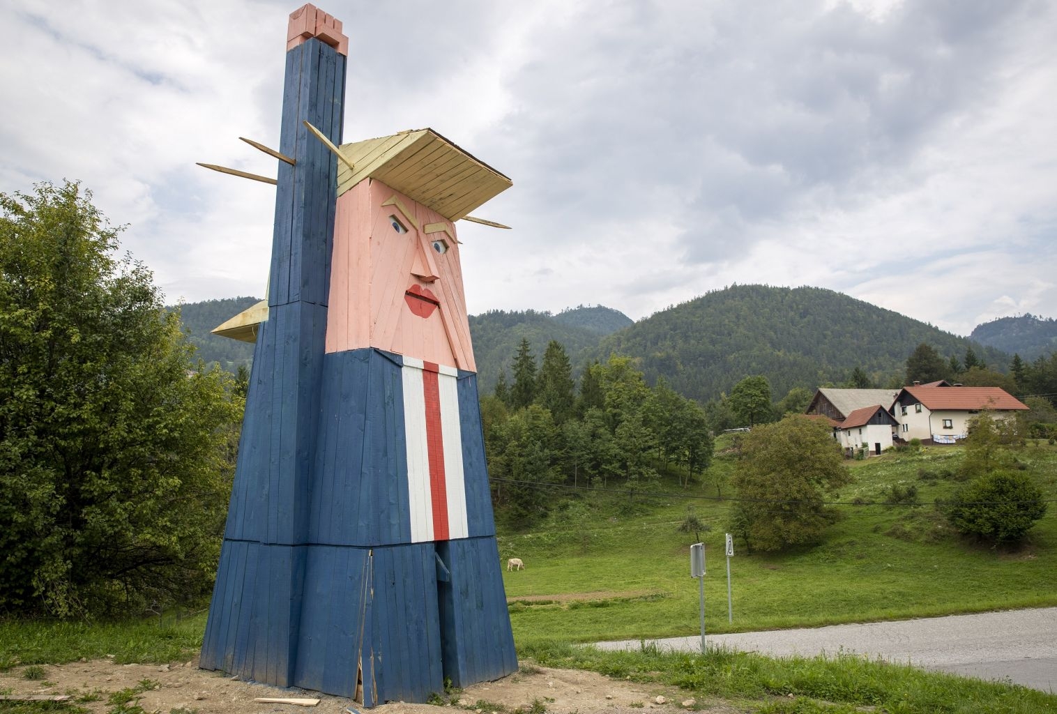 В Словении неизвестные сожгли 8-метровую статую Трампа - ФОТО