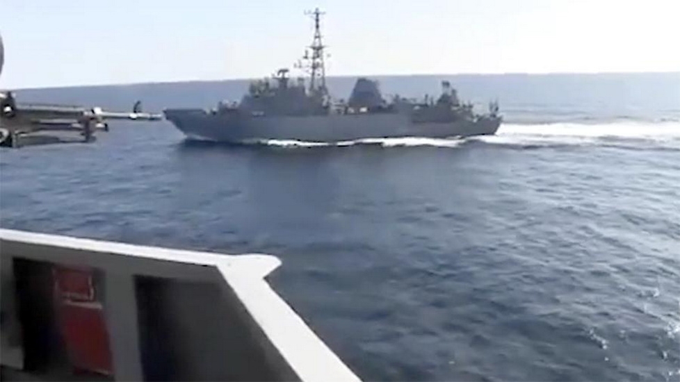 Опубликованы кадры опасного сближения военных кораблей России и США - ВИДЕО