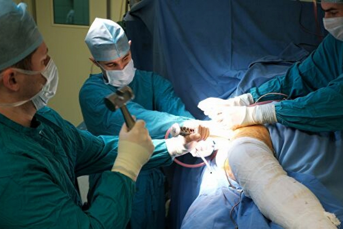 Хирург поручил студентам операцию по ампутации ноги и попал под суд