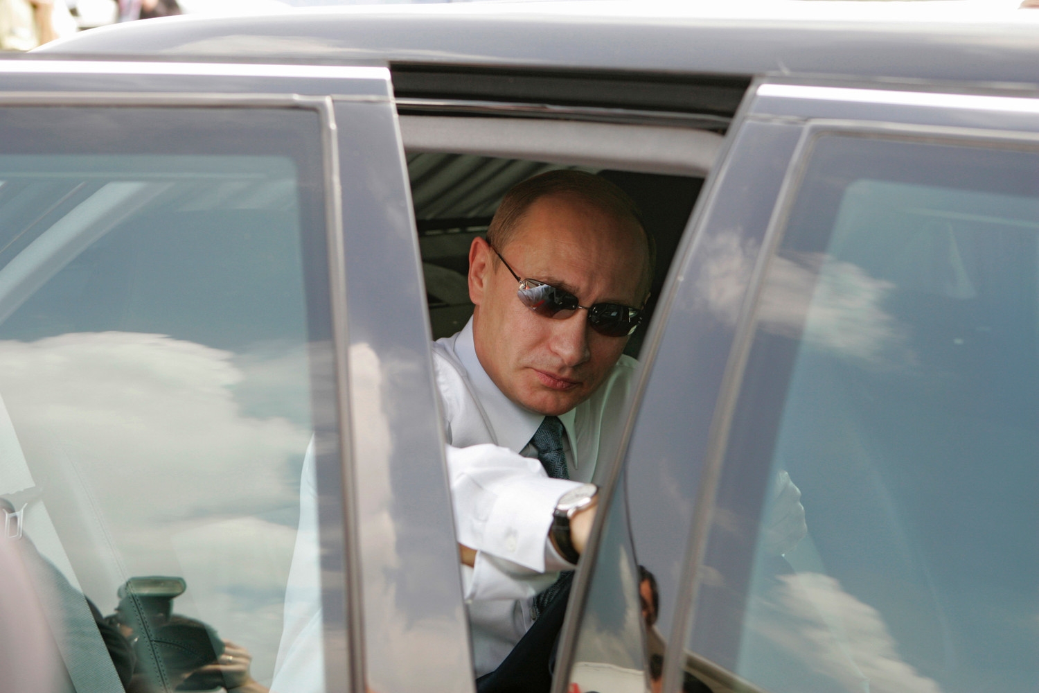 Путин из машины