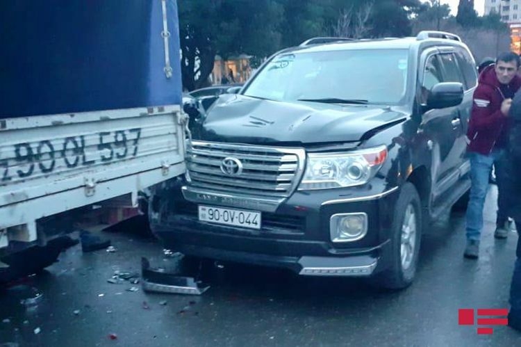 В Баку потерявший управление автомобиль протаранил четыре машины - ФОТО
