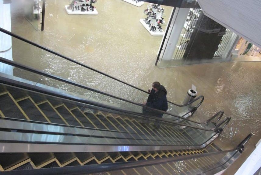 В Киеве крупный торговый центр затопило кипятком, много пострадавших  - ВИДЕО