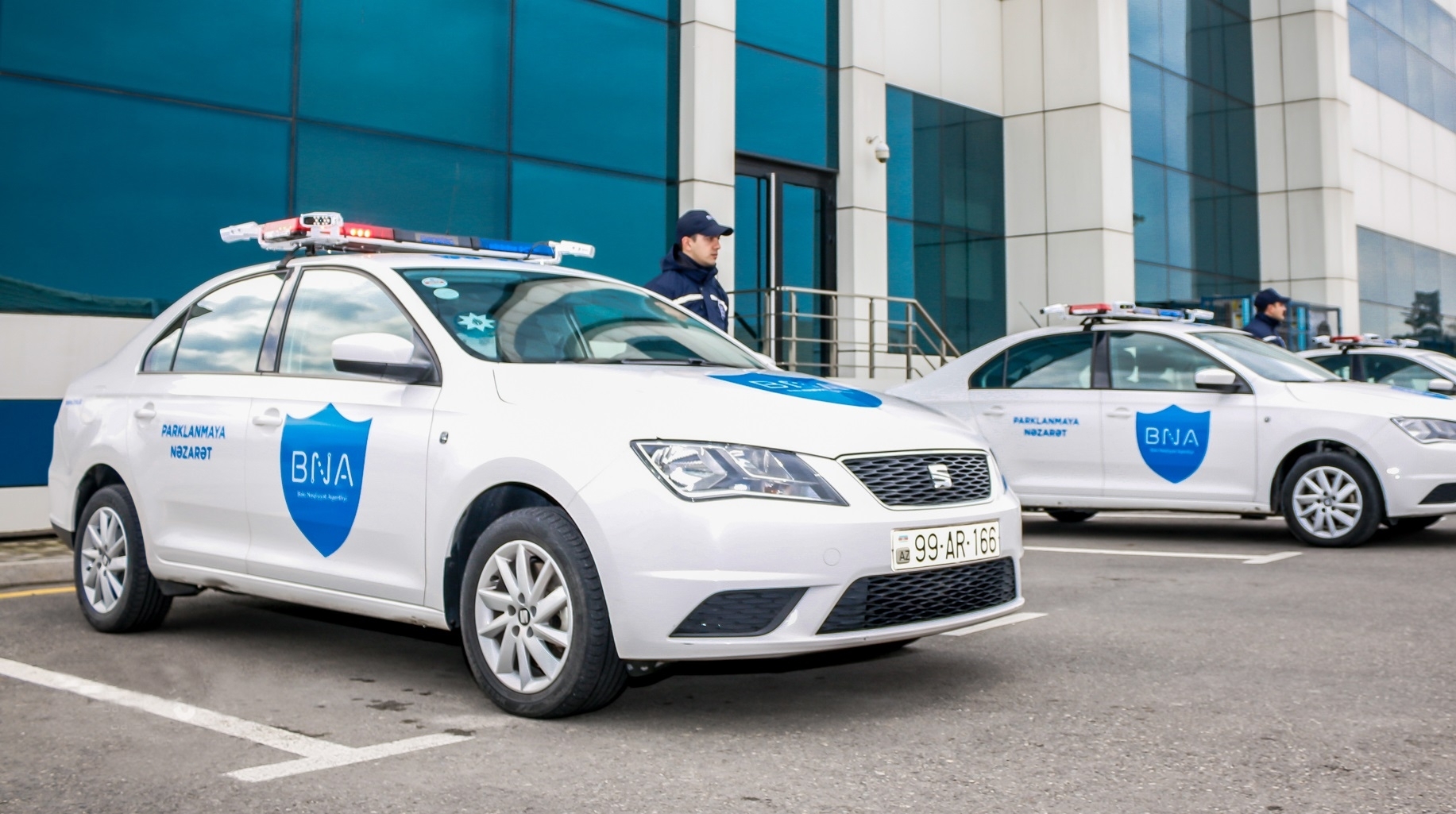 Незаконную парковку в Баку будут контролировать специальные автомобили БТА - ВИДЕО