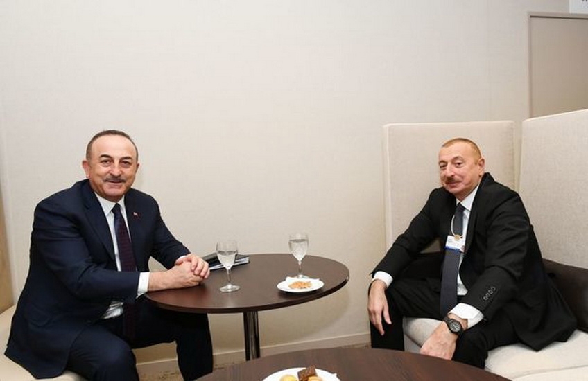 Президент Ильхам Алиев встретился в Давосе с министром иностранных дел Турции