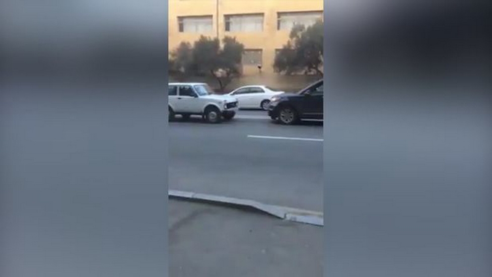 В Баку водитель "Нивы" наказал нарушителя ПДД - ВИДЕО