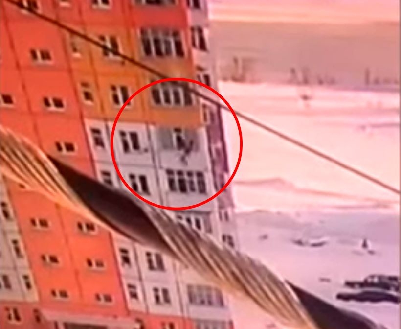 В России девушка упала с девятого этажа, а потом встала и пошла - ВИДЕО