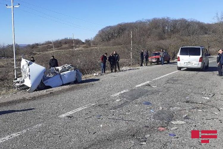 В Азербайджане микроавтобус с пассажирами попал в ДТП: двое погибших, 15 пострадавших - ВИДЕО
