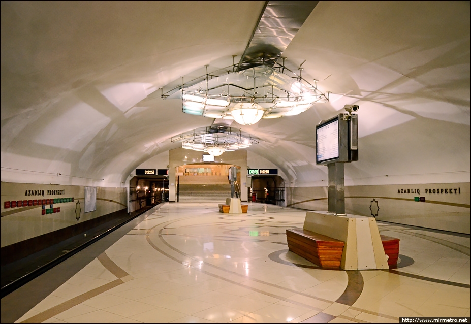 В бакинском метро пассажир бросился под поезд - ВИДЕО