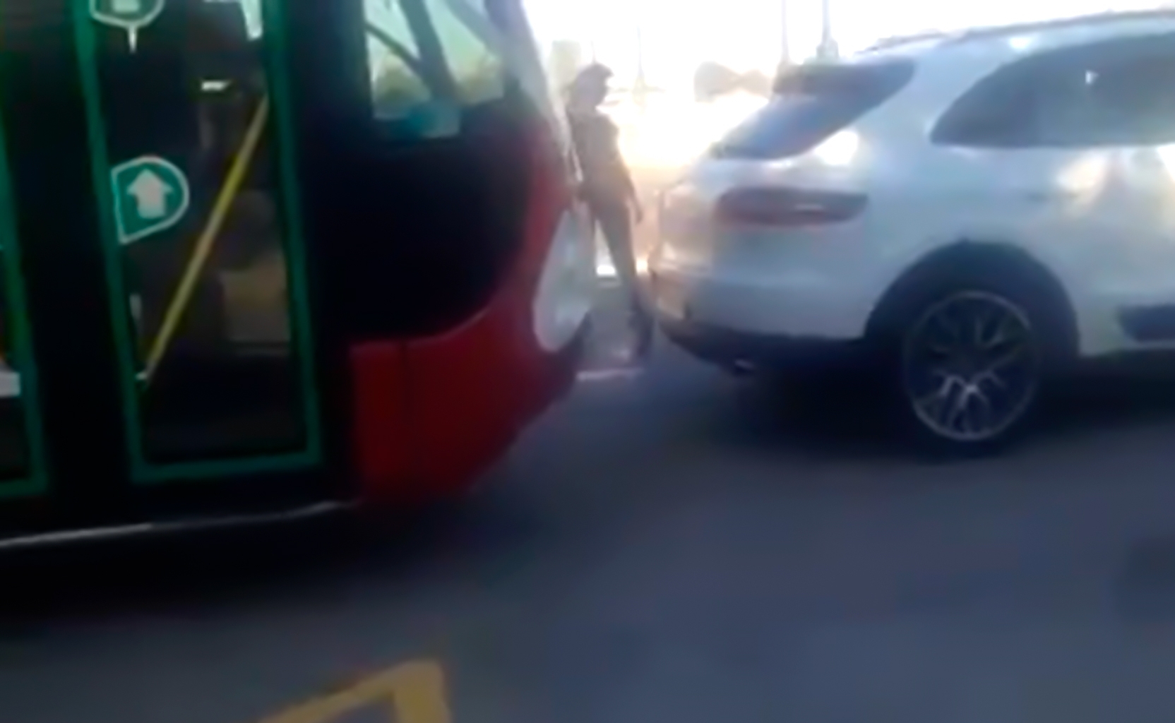 Неэтичное поведение женщины-водителя в Баку - ВИДЕО