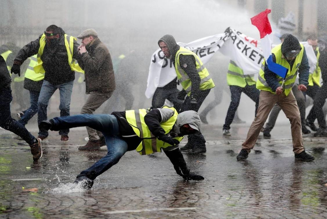 В Париже полиция разгоняет несанкционированный марш "желтых жилетов"