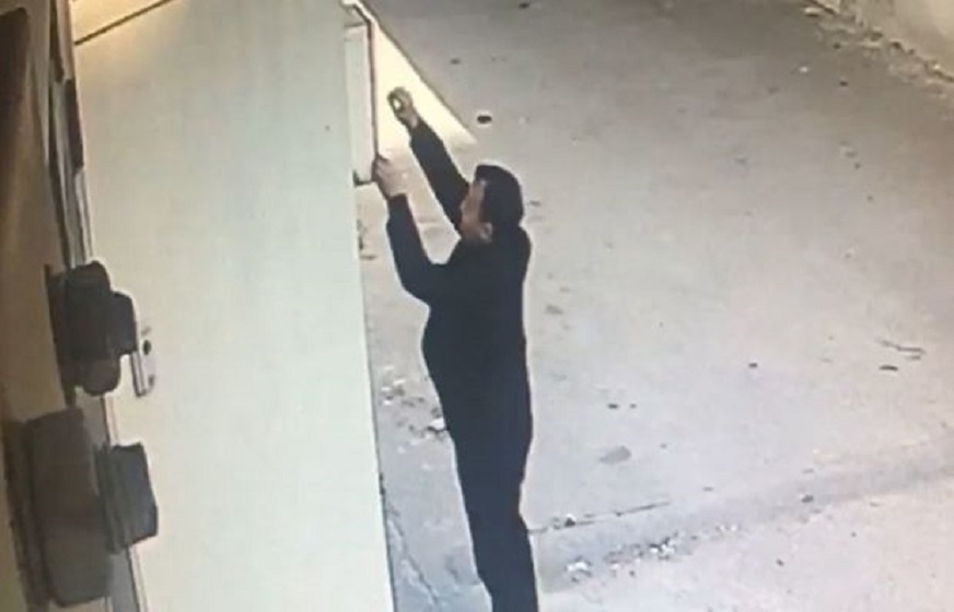 В Баку похититель газового счетчика попал на камеру наблюдения – ВИДЕО