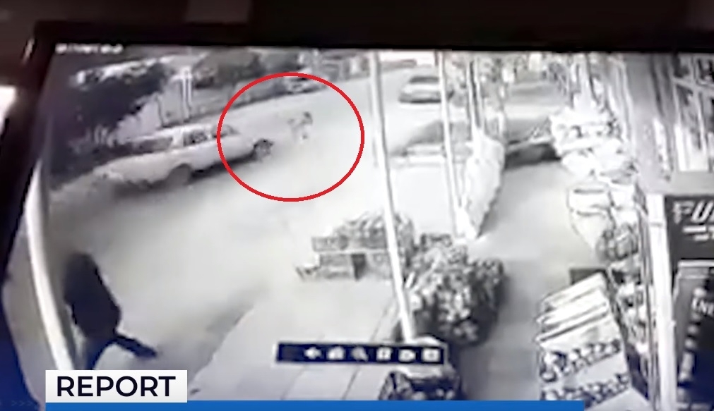 Момент автонаезда на ребенка в Джалилабаде попал на ВИДЕО