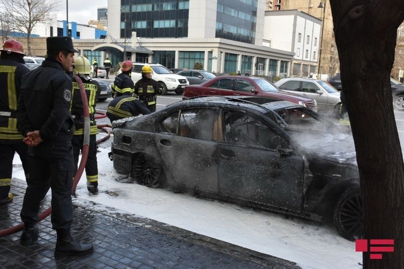 В Баку сгорел автомобиль - ВИДЕО