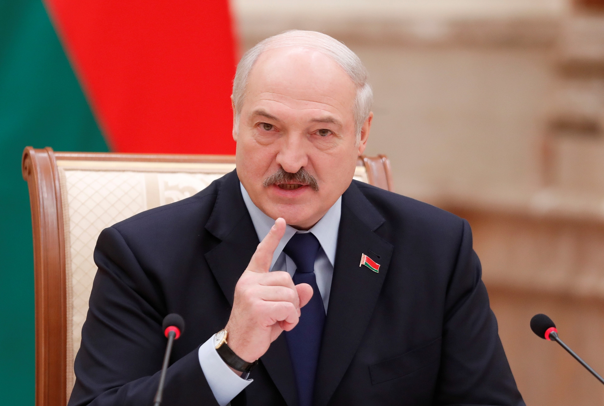 Лукашенко призвал белорусские СМИ не перехваливать его