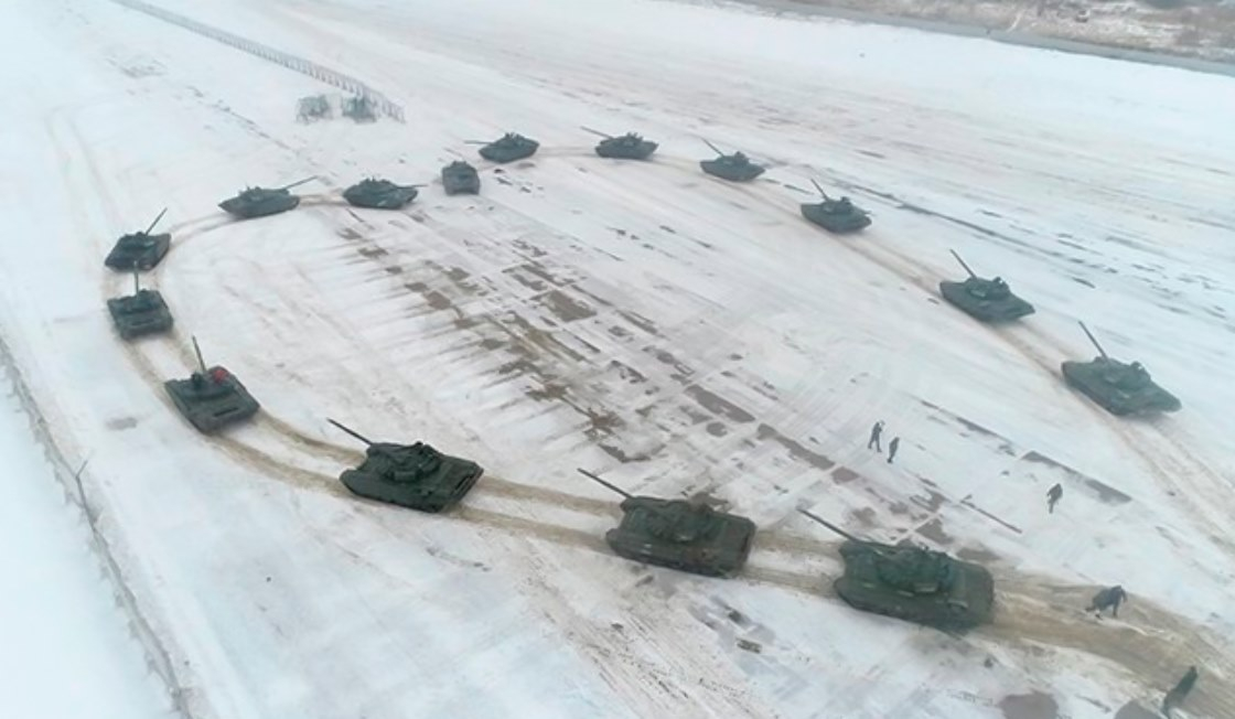 В России военный сделал предложение девушке с помощью сердца из танков – ВИДЕО