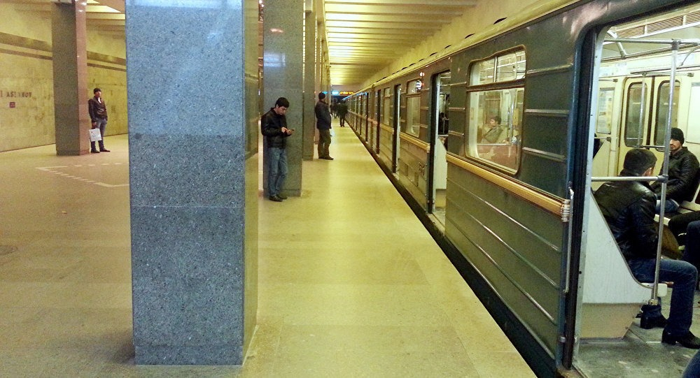 В бакинском метро женщина упала на рельсы