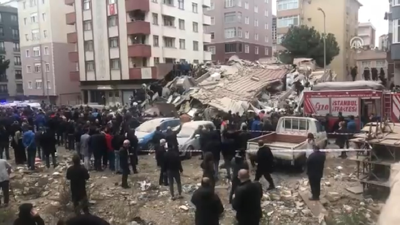 В Стамбуле рухнул семиэтажный дом - ВИДЕО