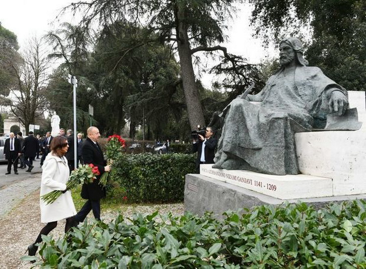 Ильхам Алиев и Мехрибан Алиева посетили памятник Низами Гянджеви в Риме - ФОТО