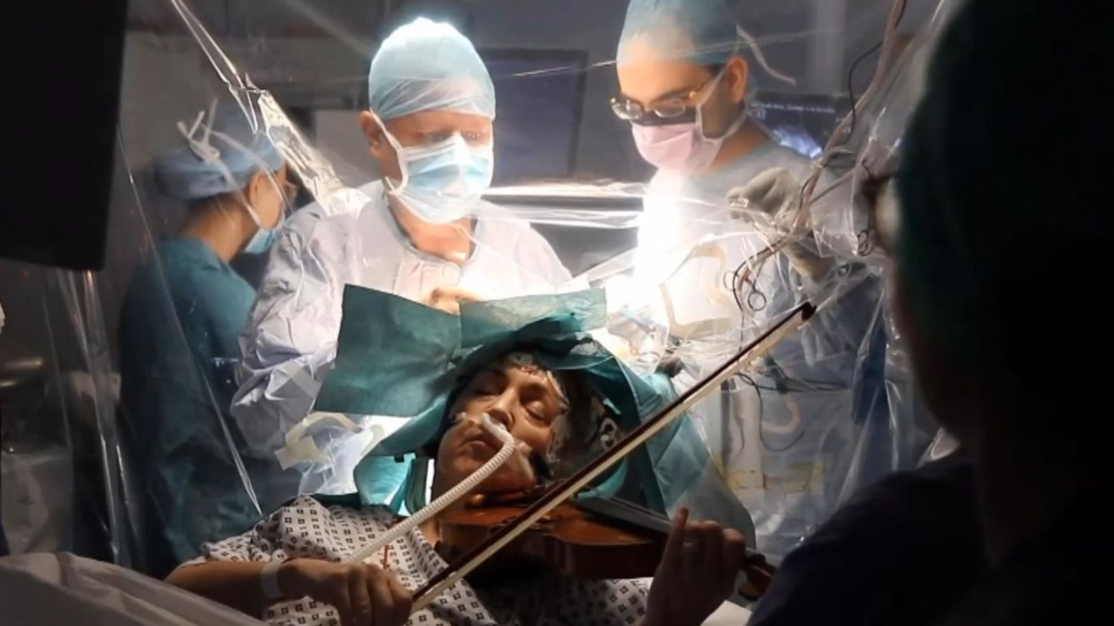 Женщину заставили играть на скрипке во время операции на мозге - ВИДЕО