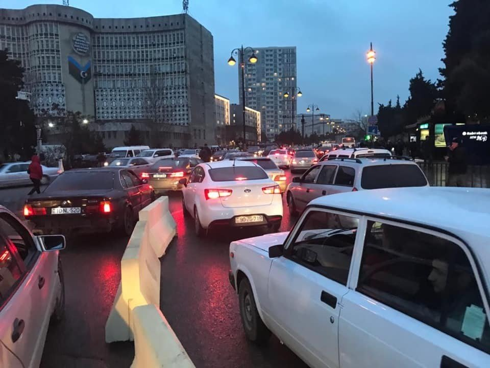 Перекрытая улица вызвала транспортный коллапс в Баку - ФОТО