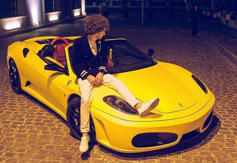 Известному азербайджанскому фотографу подарили Ferrari на день рождения - ВИДЕО